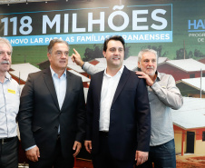 O governador Carlos Massa Ratinho Junior confirmou nesta quarta-feira (9) mais 1.494 novas casas populares para moradores de 33 municípios paranaenses. São imóveis financiados, casas repassadas gratuitamente a famílias de baixa renda e condomínios para pessoas idosas. O investimento é de R$ 118 milhões, com recursos do Tesouro Estadual, por meio do programa Habita Paraná, e de financiamento do Banco Interamericano de Desenvolvimento (BID).