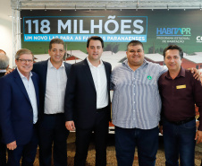 O governador Carlos Massa Ratinho Junior confirmou nesta quarta-feira (9) mais 1.494 novas casas populares para moradores de 33 municípios paranaenses. São imóveis financiados, casas repassadas gratuitamente a famílias de baixa renda e condomínios para pessoas idosas. O investimento é de R$ 118 milhões, com recursos do Tesouro Estadual, por meio do programa Habita Paraná, e de financiamento do Banco Interamericano de Desenvolvimento (BID).