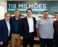 O governador Carlos Massa Ratinho Junior confirmou nesta quarta-feira (9) mais 1.494 novas casas populares para moradores de 33 municípios paranaenses. São imóveis financiados, casas repassadas gratuitamente a famílias de baixa renda e condomínios para pessoas idosas. O investimento é de R$ 118 milhões, com recursos do Tesouro Estadual, por meio do programa Habita Paraná, e de financiamento do Banco Interamericano de Desenvolvimento (BID).
