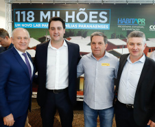 O governador Carlos Massa Ratinho Junior confirmou nesta quarta-feira (9) mais 1.494 novas casas populares para moradores de 33 municípios paranaenses. São imóveis financiados, casas repassadas gratuitamente a famílias de baixa renda e condomínios para pessoas idosas. O investimento é de R$ 118 milhões, com recursos do Tesouro Estadual, por meio do programa Habita Paraná, e de financiamento do Banco Interamericano de Desenvolvimento (BID).