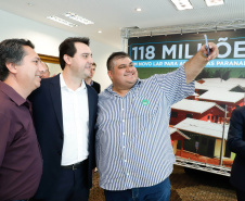 O governador Carlos Massa Ratinho Junior confirmou nesta quarta-feira (9) mais 1.494 novas casas populares para moradores de 33 municípios paranaenses. São imóveis financiados, casas repassadas gratuitamente a famílias de baixa renda e condomínios para pessoas idosas. O investimento é de R$ 118 milhões, com recursos do Tesouro Estadual, por meio do programa Habita Paraná, e de financiamento do Banco Interamericano de Desenvolvimento (BID).