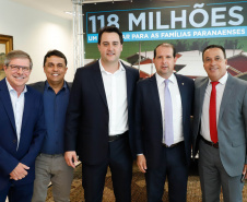 O governador Carlos Massa Ratinho Junior confirmou nesta quarta-feira (9) mais 1.494 novas casas populares para moradores de 33 municípios paranaenses. São imóveis financiados, casas repassadas gratuitamente a famílias de baixa renda e condomínios para pessoas idosas. O investimento é de R$ 118 milhões, com recursos do Tesouro Estadual, por meio do programa Habita Paraná, e de financiamento do Banco Interamericano de Desenvolvimento (BID).