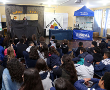É de pequenino que se torce o pepino. A frase é um chavão e os alunos nem são tão crianças assim. Com idades entre 11 e 12 anos, cerca de 400 alunos da Escola Estadual Nossa Senhora da Salete, de Curitiba, aprenderam de forma lúdica sobre a função social dos impostos e por que eles são importantes no exercício da cidadania..Foto Gilson Abreu/AEN