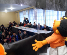 É de pequenino que se torce o pepino. A frase é um chavão e os alunos nem são tão crianças assim. Com idades entre 11 e 12 anos, cerca de 400 alunos da Escola Estadual Nossa Senhora da Salete, de Curitiba, aprenderam de forma lúdica sobre a função social dos impostos e por que eles são importantes no exercício da cidadania..Foto Gilson Abreu/AEN