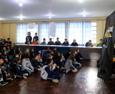É de pequenino que se torce o pepino. A frase é um chavão e os alunos nem são tão crianças assim. Com idades entre 11 e 12 anos, cerca de 400 alunos da Escola Estadual Nossa Senhora da Salete, de Curitiba, aprenderam de forma lúdica sobre a função social dos impostos e por que eles são importantes no exercício da cidadania..Foto Gilson Abreu/AEN