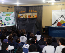 É de pequenino que se torce o pepino. A frase é um chavão e os alunos nem são tão crianças assim. Com idades entre 11 e 12 anos, cerca de 400 alunos da Escola Estadual Nossa Senhora da Salete, de Curitiba, aprenderam de forma lúdica sobre a função social dos impostos e por que eles são importantes no exercício da cidadania..Foto Gilson Abreu/AEN