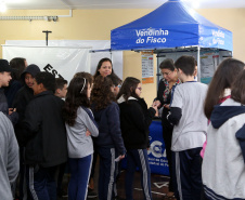 É de pequenino que se torce o pepino. A frase é um chavão e os alunos nem são tão crianças assim. Com idades entre 11 e 12 anos, cerca de 400 alunos da Escola Estadual Nossa Senhora da Salete, de Curitiba, aprenderam de forma lúdica sobre a função social dos impostos e por que eles são importantes no exercício da cidadania..Foto Gilson Abreu/AEN