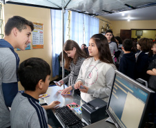 É de pequenino que se torce o pepino. A frase é um chavão e os alunos nem são tão crianças assim. Com idades entre 11 e 12 anos, cerca de 400 alunos da Escola Estadual Nossa Senhora da Salete, de Curitiba, aprenderam de forma lúdica sobre a função social dos impostos e por que eles são importantes no exercício da cidadania..Foto Gilson Abreu/AEN