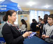 É de pequenino que se torce o pepino. A frase é um chavão e os alunos nem são tão crianças assim. Com idades entre 11 e 12 anos, cerca de 400 alunos da Escola Estadual Nossa Senhora da Salete, de Curitiba, aprenderam de forma lúdica sobre a função social dos impostos e por que eles são importantes no exercício da cidadania..Foto Gilson Abreu/AEN
