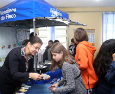 É de pequenino que se torce o pepino. A frase é um chavão e os alunos nem são tão crianças assim. Com idades entre 11 e 12 anos, cerca de 400 alunos da Escola Estadual Nossa Senhora da Salete, de Curitiba, aprenderam de forma lúdica sobre a função social dos impostos e por que eles são importantes no exercício da cidadania..Foto Gilson Abreu/AEN