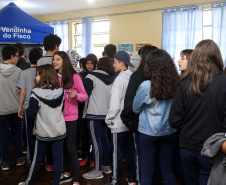 É de pequenino que se torce o pepino. A frase é um chavão e os alunos nem são tão crianças assim. Com idades entre 11 e 12 anos, cerca de 400 alunos da Escola Estadual Nossa Senhora da Salete, de Curitiba, aprenderam de forma lúdica sobre a função social dos impostos e por que eles são importantes no exercício da cidadania..Foto Gilson Abreu/AEN