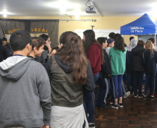 É de pequenino que se torce o pepino. A frase é um chavão e os alunos nem são tão crianças assim. Com idades entre 11 e 12 anos, cerca de 400 alunos da Escola Estadual Nossa Senhora da Salete, de Curitiba, aprenderam de forma lúdica sobre a função social dos impostos e por que eles são importantes no exercício da cidadania..Foto Gilson Abreu/AEN