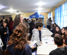 É de pequenino que se torce o pepino. A frase é um chavão e os alunos nem são tão crianças assim. Com idades entre 11 e 12 anos, cerca de 400 alunos da Escola Estadual Nossa Senhora da Salete, de Curitiba, aprenderam de forma lúdica sobre a função social dos impostos e por que eles são importantes no exercício da cidadania..Foto Gilson Abreu/AEN