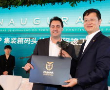 O Paraná passou a ter o maior terminal portuário em movimentação de contêineres do País. Nesta quinta-feira (10) o governador Carlos Massa Ratinho Junior inaugurou as obras de ampliação do Terminal de Contêineres de Paranaguá (TCP), que aumentarão o potencial de operação em 66%, passando das atuais 1,5 milhão TEUs/ano para 2,5 milhões.