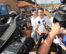 O governador Carlos Massa Ratinho Junior repassou nesta sexta-feira (11), em Nova Esperança, as chaves de moradias populares para 133 famílias do município. Presentes: prefeito de Nova Esperança, Moacir Olivatti, secretários: da Saúde, Beto Preto; de Desenvolvimento Urbano, João Carlos Ortega; presidente da Cohapar, Jorge Lange; entre outros.Nova Esperança, 11-10-19.Foto: Arnaldo Alves / AEN.