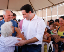 Mais 133 famílias de Nova Esperança, no Noroeste do Paraná, receberam novas casas. As chaves foram entregues pelo governador Carlos Massa Ratinho Junior nesta sexta-feira (11), em evento realizado no próprio residencial Pioneiro Orestes Men. O empreendimento recebeu R$ 10,4 milhões de investimentos do Governo do Estado, Governo Federal e do município.