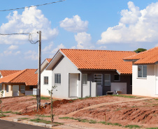 Mais 133 famílias de Nova Esperança, no Noroeste do Paraná, receberam novas casas. As chaves foram entregues pelo governador Carlos Massa Ratinho Junior nesta sexta-feira (11), em evento realizado no próprio residencial Pioneiro Orestes Men. O empreendimento recebeu R$ 10,4 milhões de investimentos do Governo do Estado, Governo Federal e do município.