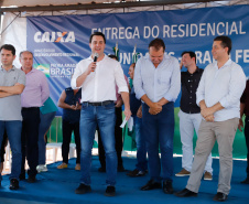Também nesta sexta-feira o o governador acompanhou a entrega de 221 casas em Prado Ferreira (Norte). O projeto foi executado pela iniciativa privada também com recursos do FGTS liberados pelo Governo Federal. Ratinho Junior destacou a preocupação do Estado em levar desenvolvimento social para as diversas regiões do Paraná, com atenção especial às famílias que mais precisam.

