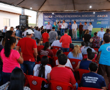 Também nesta sexta-feira o o governador acompanhou a entrega de 221 casas em Prado Ferreira (Norte). O projeto foi executado pela iniciativa privada também com recursos do FGTS liberados pelo Governo Federal. Ratinho Junior destacou a preocupação do Estado em levar desenvolvimento social para as diversas regiões do Paraná, com atenção especial às famílias que mais precisam.
