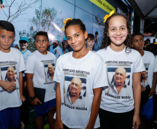 A cidade de Marumbi, no Vale do Ivaí, ganhou uma nova área para esporte e lazer. Neste sábado (12), Dia das Crianças, o governador Carlos Massa Ratinho Junior inaugurou uma unidade do programa Meu Campinho no município. O Governo do Estado investiu R$ 390 mil no espaço, que fica próximo ao conjunto habitacional Ademar Rejani. Além do Meu Campinho, Marumbi também foi a primeira cidade a receber o projeto Cinema na Praça, lançado nesta semana pelo governador.