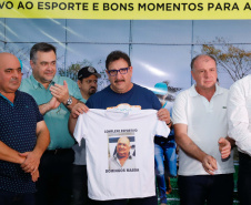 A cidade de Marumbi, no Vale do Ivaí, ganhou uma nova área para esporte e lazer. Neste sábado (12), Dia das Crianças, o governador Carlos Massa Ratinho Junior inaugurou uma unidade do programa Meu Campinho no município. O Governo do Estado investiu R$ 390 mil no espaço, que fica próximo ao conjunto habitacional Ademar Rejani. Além do Meu Campinho, Marumbi também foi a primeira cidade a receber o projeto Cinema na Praça, lançado nesta semana pelo governador.