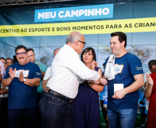 A cidade de Marumbi, no Vale do Ivaí, ganhou uma nova área para esporte e lazer. Neste sábado (12), Dia das Crianças, o governador Carlos Massa Ratinho Junior inaugurou uma unidade do programa Meu Campinho no município. O Governo do Estado investiu R$ 390 mil no espaço, que fica próximo ao conjunto habitacional Ademar Rejani. Além do Meu Campinho, Marumbi também foi a primeira cidade a receber o projeto Cinema na Praça, lançado nesta semana pelo governador.