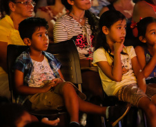 Noite de céu aberto, temperatura próxima a 30ºC e um filme na telona para todos assistirem de graça. O município de Marumbi, no Vale do Ivaí, foi o primeiro a receber o programa Cinema na Praça, uma iniciativa do Governo do Paraná e da Renault do Brasil, que propõe levar diversão e cultura para cidades pequenas que não possuem cinemas de rua ou em centros comerciais.