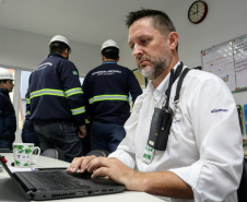 A empresa pública Portos do Paraná, através de sua Diretoria de Meio Ambiente, promoveu nesta terça-feira (15) um simulado de atendimento a vazamento de óleo. A ação envolveu diversos departamentos do porto, autoridades e agentes ambientais. O objetivo foi aprimorar ainda mais o serviço, para que a contenção do óleo em caso de atendimento a uma situação real aconteça de forma coordenada, rápida e eficiente.