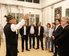 O governador Carlos Massa Ratinho Junior participou nesta quarta-feira (16) da inauguração do centro de treinamento e desenvolvimento de novos produtos para os segmentos de panificação e cervejaria Akademie Ireks & Agrária, em Guarapuava, no Centro-Sul do Estado. O centro é uma parceria entre a Ireks do Brasil (empresa de origem alemã) e a Cooperativa Agrária e foi idealizado para que os clientes dessas marcas possam testar e aprimorar seus produtos antes de lançá-los no mercado.