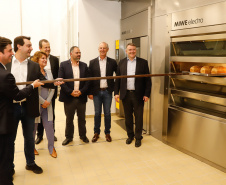 O governador Carlos Massa Ratinho Junior participou nesta quarta-feira (16) da inauguração do centro de treinamento e desenvolvimento de novos produtos para os segmentos de panificação e cervejaria Akademie Ireks & Agrária, em Guarapuava, no Centro-Sul do Estado. O centro é uma parceria entre a Ireks do Brasil (empresa de origem alemã) e a Cooperativa Agrária e foi idealizado para que os clientes dessas marcas possam testar e aprimorar seus produtos antes de lançá-los no mercado.