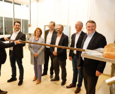 O governador Carlos Massa Ratinho Junior participou nesta quarta-feira (16) da inauguração do centro de treinamento e desenvolvimento de novos produtos para os segmentos de panificação e cervejaria Akademie Ireks & Agrária, em Guarapuava, no Centro-Sul do Estado. O centro é uma parceria entre a Ireks do Brasil (empresa de origem alemã) e a Cooperativa Agrária e foi idealizado para que os clientes dessas marcas possam testar e aprimorar seus produtos antes de lançá-los no mercado.