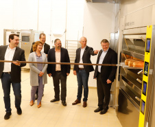 O governador Carlos Massa Ratinho Junior participou nesta quarta-feira (16) da inauguração do centro de treinamento e desenvolvimento de novos produtos para os segmentos de panificação e cervejaria Akademie Ireks & Agrária, em Guarapuava, no Centro-Sul do Estado. O centro é uma parceria entre a Ireks do Brasil (empresa de origem alemã) e a Cooperativa Agrária e foi idealizado para que os clientes dessas marcas possam testar e aprimorar seus produtos antes de lançá-los no mercado.