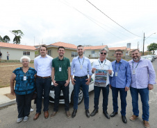 Quarenta e oito famílias de Rio Azul, na região Centro-Sul do Paraná, receberam nesta quinta-feira (17) as chaves de suas moradias. Elas são as novas moradoras do Residencial Rio Azul VII, empreendimento construído em uma parceria do Governo do Paraná, Governo Federal e prefeitura de Rio Azul. O empreendimento foi inaugurado com a presença do vice-governador Darci Piana.Foto: Guilherme Santos / Cohapar 