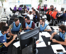 Um grupo de 30 estudantes do ensino médio da rede estadual de Educação participou nesta sexta-feira (18) do Desafio Inova Paraná, maratona de ideação de soluções para a gestão pública realizada no Palácio Iguaçu, em Curitiba. A iniciativa faz parte da Semana Paraná Inovador, evento do Governo do Estado que ocorre até este sábado (19).Foto: Ari Dias/AEN