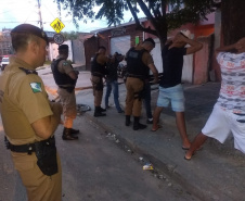 A Operação Todos por Um, realizada pelo 1º Comando Regional da PM (1º CRPM), nesta sexta-feira (18), em Curitiba, abordou 900 pessoas e encaminhou 14 para delegacias. Vinte veículos foram apreendidos. Houve também a lavratura de nove Termos Circunstanciados (oito por uso de drogas e um por desacato). A operação iniciou-se por volta de 17 horas e seguiu até às 23 horas. Foto: Soldado Ismael Ponchio