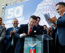 O governador Carlos Massa Ratinho Junior anuncia nesta segunda-feira (21) a liberação de R$ 50 milhões para ações da área da saúde. Curitiba, 21/10/2019 
