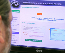 A Polícia Civil do Paraná já superou o número de segunda via rápida de carteira de identidade emitidas durante todo o ano de 2018 no Estado, somente nos nove primeiros meses deste ano. No ano passado foram produzidos 70,6 mil Registros Gerais (RG), e entre janeiro e setembro deste ano o número alcançou 110, 9 mil, ou seja, 40,3 mil unidades a mais do que todo o ano de 2018. Foto: Divulgação/SESP