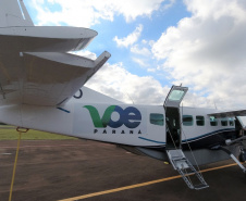 Dois potentes jatos de água batizaram simbolicamente as primeiras aeronaves que partiram com voos de Curitiba para o Interior do Estado inaugurando oficialmente, nesta terça-feira (22), o programa Voe Paraná. O voo 5545 partiu às 12h15 com destino à Guaíra, na região Oeste. O 5555 foi para União da Vitória, no extremo sul do Paraná. Antes disso, uma aeronave saiu de Campo Mourão, no Centro-Oeste, rumo à capital. Foto: Prefeitura de Campo Mourão