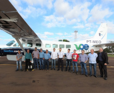Dois potentes jatos de água batizaram simbolicamente as primeiras aeronaves que partiram com voos de Curitiba para o Interior do Estado inaugurando oficialmente, nesta terça-feira (22), o programa Voe Paraná. O voo 5545 partiu às 12h15 com destino à Guaíra, na região Oeste. O 5555 foi para União da Vitória, no extremo sul do Paraná. Antes disso, uma aeronave saiu de Campo Mourão, no Centro-Oeste, rumo à capitalFoto: Prefeitura de Campo Mourão