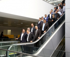 Dois potentes jatos de água batizaram simbolicamente as primeiras aeronaves que partiram com voos de Curitiba para o Interior do Estado inaugurando oficialmente, nesta terça-feira (22), o programa Voe Paraná. O governador Carlos Massa Ratinho Junior acompanhou a estreia no Aeroporto Afonso Pena, em São José dos Pinhais, recepcionando os primeiros passageiros com destino ao Interior do Estado.