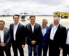 Dois potentes jatos de água batizaram simbolicamente as primeiras aeronaves que partiram com voos de Curitiba para o Interior do Estado inaugurando oficialmente, nesta terça-feira (22), o programa Voe Paraná. O governador Carlos Massa Ratinho Junior acompanhou a estreia no Aeroporto Afonso Pena, em São José dos Pinhais, recepcionando os primeiros passageiros com destino ao Interior do Estado.
