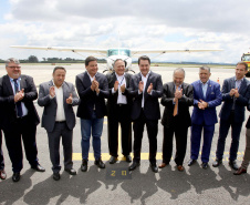 Dois potentes jatos de água batizaram simbolicamente as primeiras aeronaves que partiram com voos de Curitiba para o Interior do Estado inaugurando oficialmente, nesta terça-feira (22), o programa Voe Paraná. O governador Carlos Massa Ratinho Junior acompanhou a estreia no Aeroporto Afonso Pena, em São José dos Pinhais, recepcionando os primeiros passageiros com destino ao Interior do Estado.