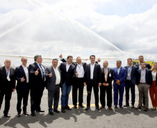 Dois potentes jatos de água batizaram simbolicamente as primeiras aeronaves que partiram com voos de Curitiba para o Interior do Estado inaugurando oficialmente, nesta terça-feira (22), o programa Voe Paraná. O governador Carlos Massa Ratinho Junior acompanhou a estreia no Aeroporto Afonso Pena, em São José dos Pinhais, recepcionando os primeiros passageiros com destino ao Interior do Estado.