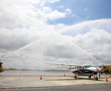 Dois potentes jatos de água batizaram simbolicamente as primeiras aeronaves que partiram com voos de Curitiba para o Interior do Estado inaugurando oficialmente, nesta terça-feira (22), o programa Voe Paraná. O governador Carlos Massa Ratinho Junior acompanhou a estreia no Aeroporto Afonso Pena, em São José dos Pinhais, recepcionando os primeiros passageiros com destino ao Interior do Estado.