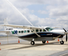Dois potentes jatos de água batizaram simbolicamente as primeiras aeronaves que partiram com voos de Curitiba para o Interior do Estado inaugurando oficialmente, nesta terça-feira (22), o programa Voe Paraná. O governador Carlos Massa Ratinho Junior acompanhou a estreia no Aeroporto Afonso Pena, em São José dos Pinhais, recepcionando os primeiros passageiros com destino ao Interior do Estado.