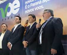 Dois potentes jatos de água batizaram simbolicamente as primeiras aeronaves que partiram com voos de Curitiba para o Interior do Estado inaugurando oficialmente, nesta terça-feira (22), o programa Voe Paraná. O governador Carlos Massa Ratinho Junior acompanhou a estreia no Aeroporto Afonso Pena, em São José dos Pinhais, recepcionando os primeiros passageiros com destino ao Interior do Estado.