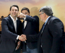 Dois potentes jatos de água batizaram simbolicamente as primeiras aeronaves que partiram com voos de Curitiba para o Interior do Estado inaugurando oficialmente, nesta terça-feira (22), o programa Voe Paraná. O governador Carlos Massa Ratinho Junior acompanhou a estreia no Aeroporto Afonso Pena, em São José dos Pinhais, recepcionando os primeiros passageiros com destino ao Interior do Estado.