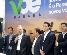 Dois potentes jatos de água batizaram simbolicamente as primeiras aeronaves que partiram com voos de Curitiba para o Interior do Estado inaugurando oficialmente, nesta terça-feira (22), o programa Voe Paraná. O governador Carlos Massa Ratinho Junior acompanhou a estreia no Aeroporto Afonso Pena, em São José dos Pinhais, recepcionando os primeiros passageiros com destino ao Interior do Estado.