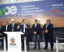 Dois potentes jatos de água batizaram simbolicamente as primeiras aeronaves que partiram com voos de Curitiba para o Interior do Estado inaugurando oficialmente, nesta terça-feira (22), o programa Voe Paraná. O governador Carlos Massa Ratinho Junior acompanhou a estreia no Aeroporto Afonso Pena, em São José dos Pinhais, recepcionando os primeiros passageiros com destino ao Interior do Estado.