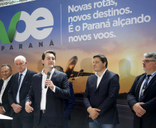 Dois potentes jatos de água batizaram simbolicamente as primeiras aeronaves que partiram com voos de Curitiba para o Interior do Estado inaugurando oficialmente, nesta terça-feira (22), o programa Voe Paraná. O governador Carlos Massa Ratinho Junior acompanhou a estreia no Aeroporto Afonso Pena, em São José dos Pinhais, recepcionando os primeiros passageiros com destino ao Interior do Estado.